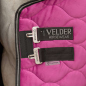 Velder Horsewear Premium Showdecke Satin Glow Dutch Raspberry Velder Horsewear Premium Showdecke Satin Glow Dutch Raspberry