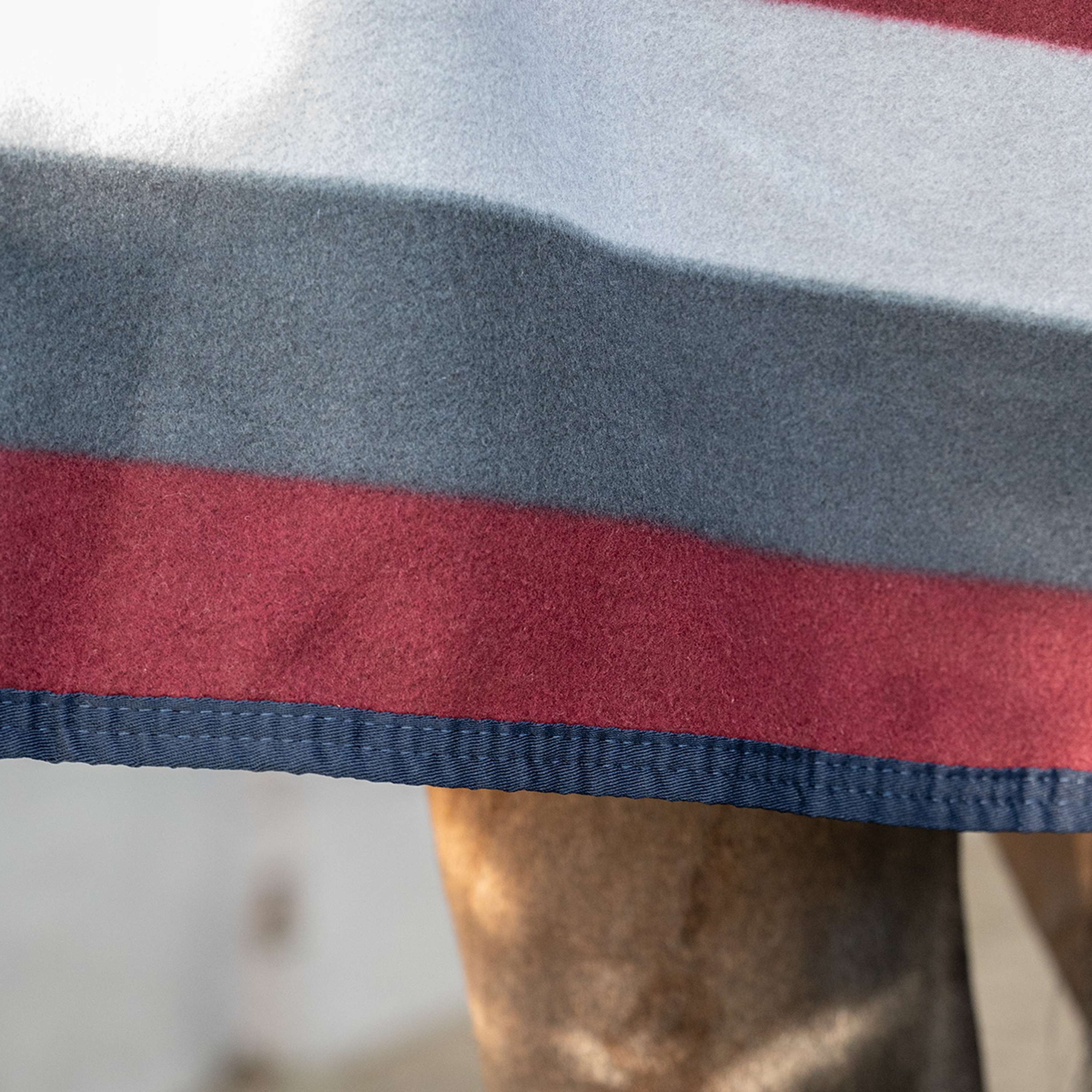 Velder Horsewear Essentials Fleecedecke Polar Stripes Grau/Bordeaux