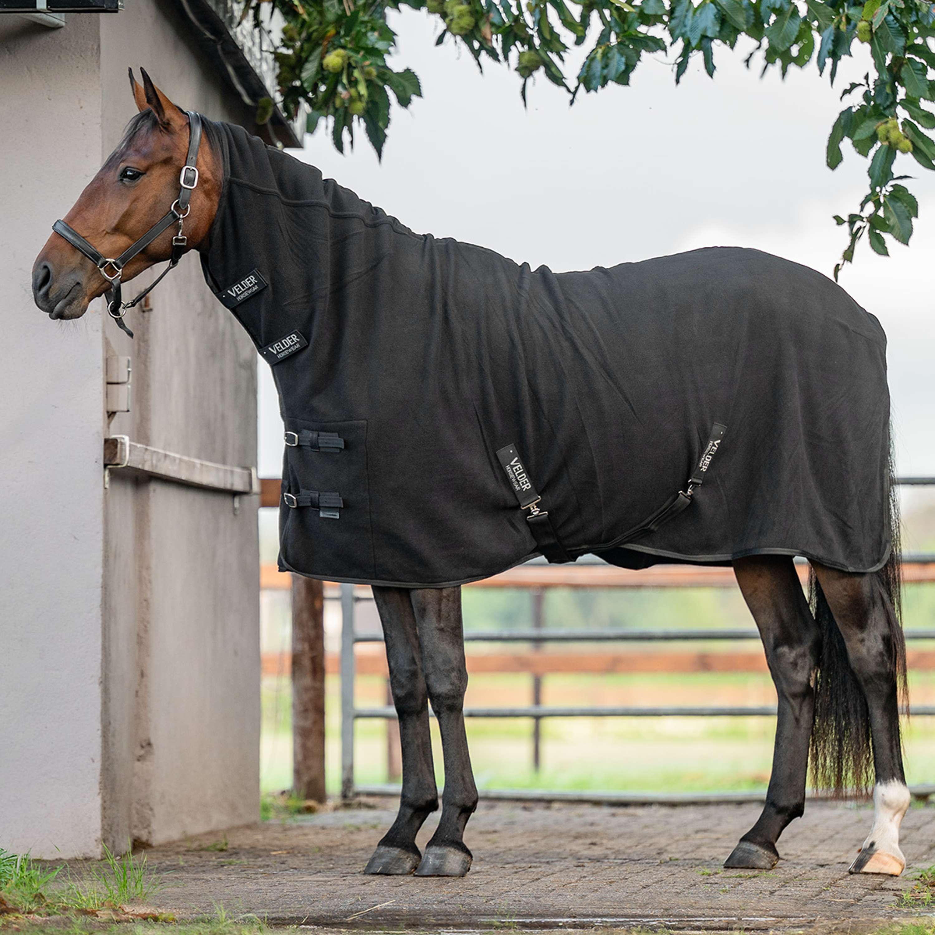Velder Horsewear Essentials Fleecedecke Comfy mit Halsteil Schwarz