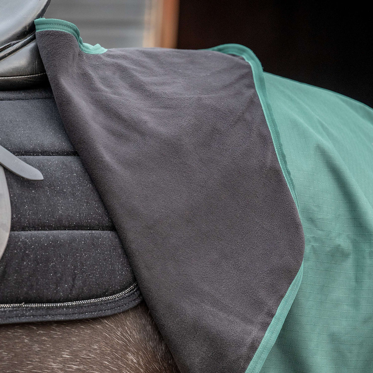 Agradi Horse Ausreitdecke 1200D Reflektierende Paspelierung Grün