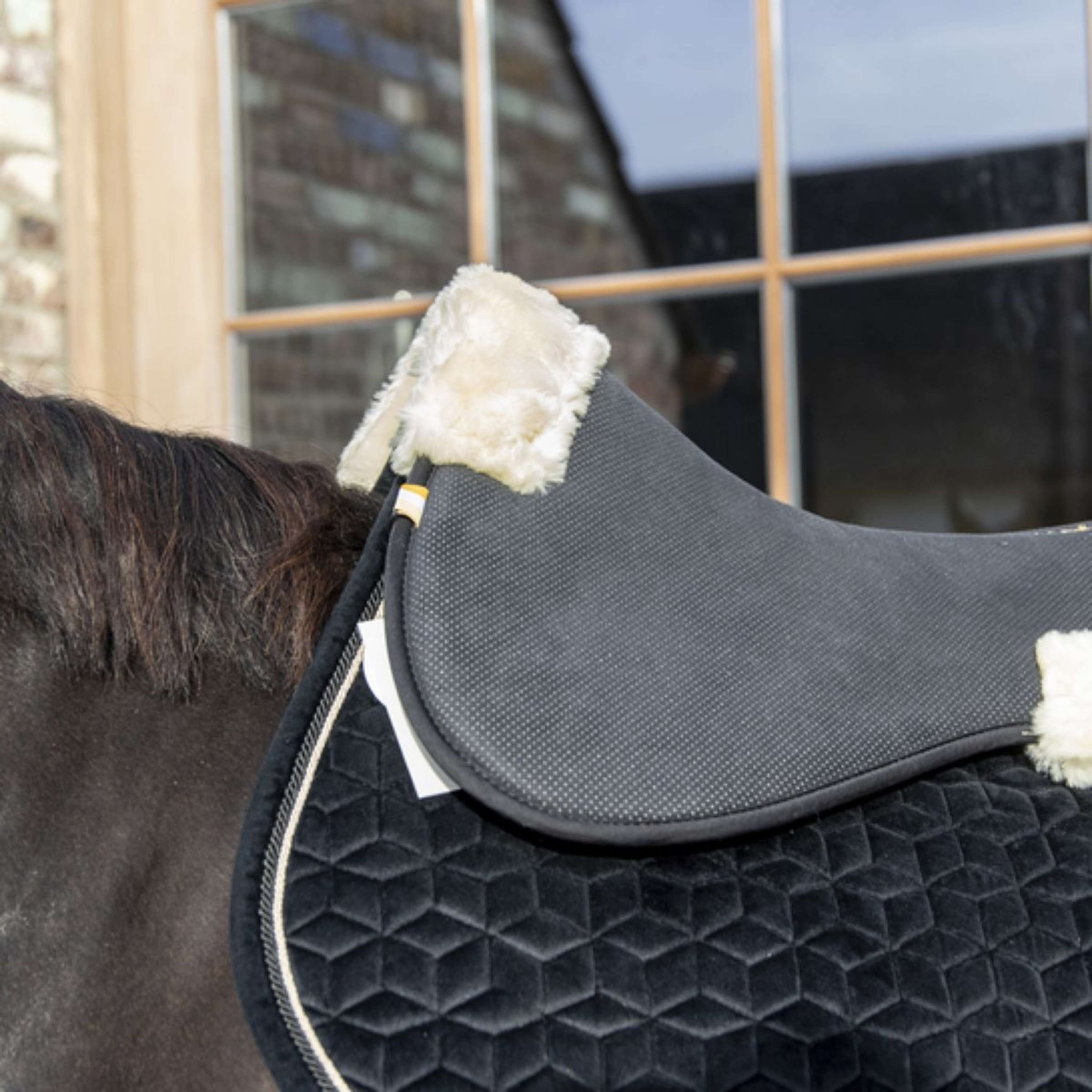 Kentucky Sattelunterleger Halfpad Anatomic Absorb Sheepskin Schwarz/Natur