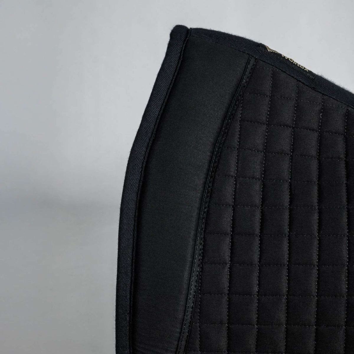 Back on Track Schabracke No. III Dressur Schwarz