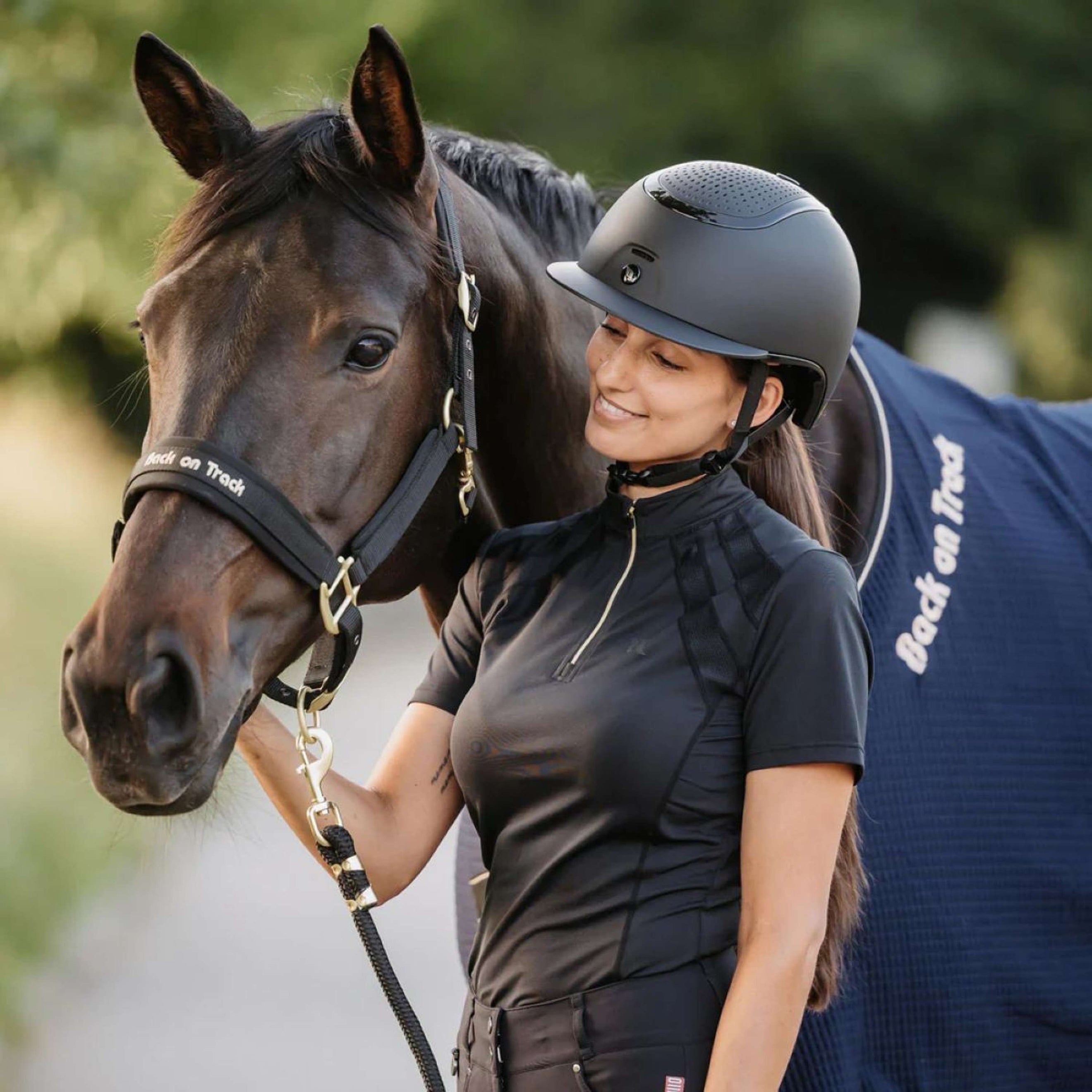 Back on Track Reithelm Strixx Matt/Glänzend Schwarz Back on Track Reithelm Strixx Matt/Glänzend Schwarz