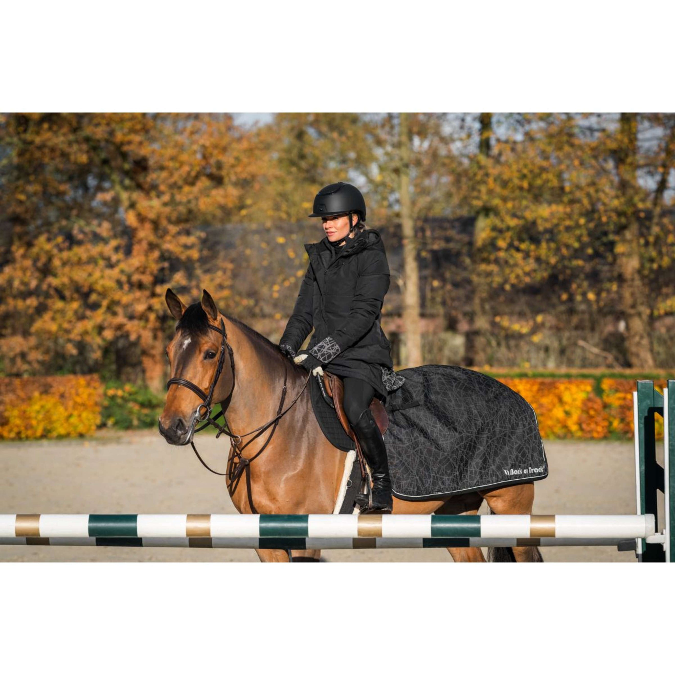 Back on Track Ausreitdecke OUTTRAKK Reflektierend Schwarz