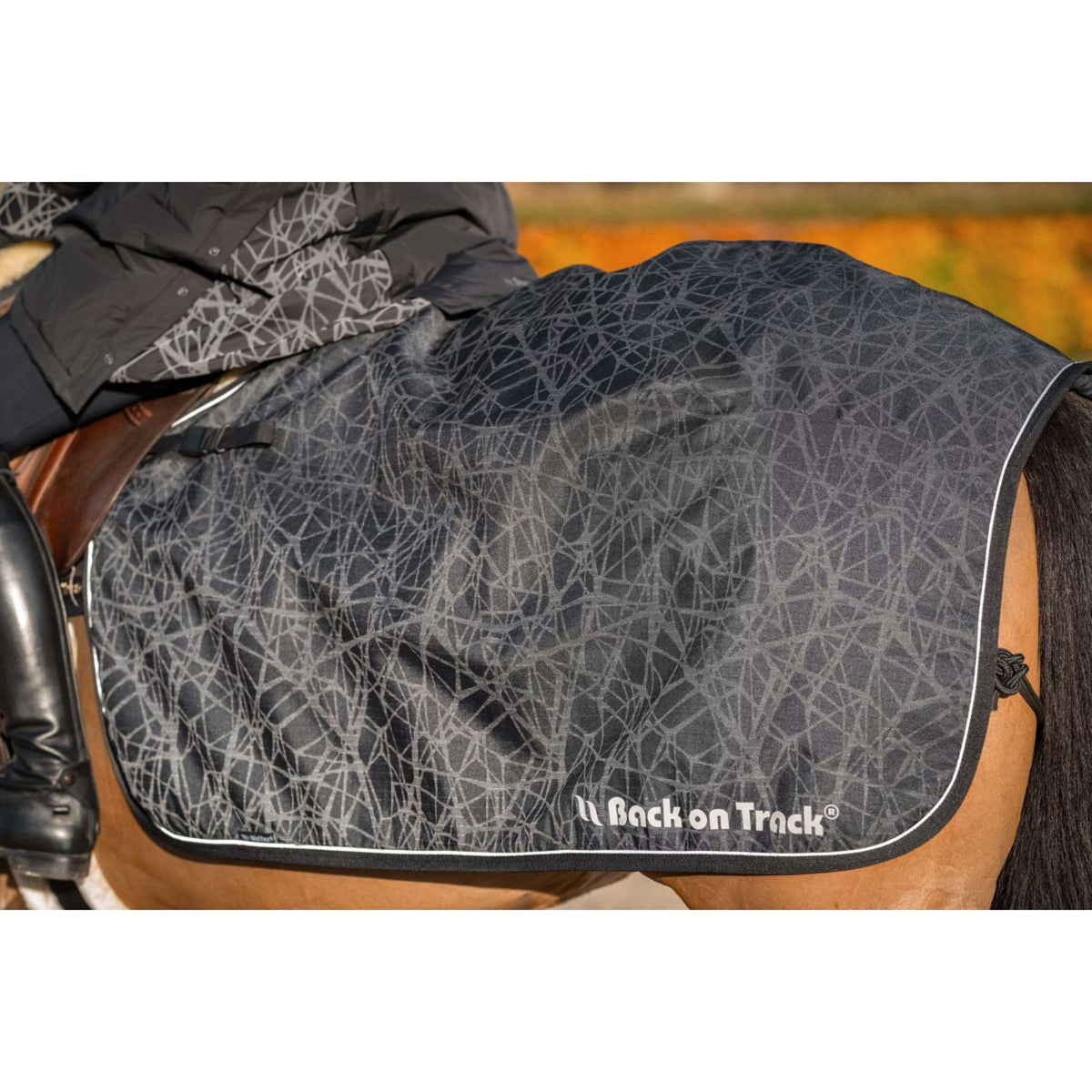 Back on Track Ausreitdecke OUTTRAKK Reflektierend Schwarz