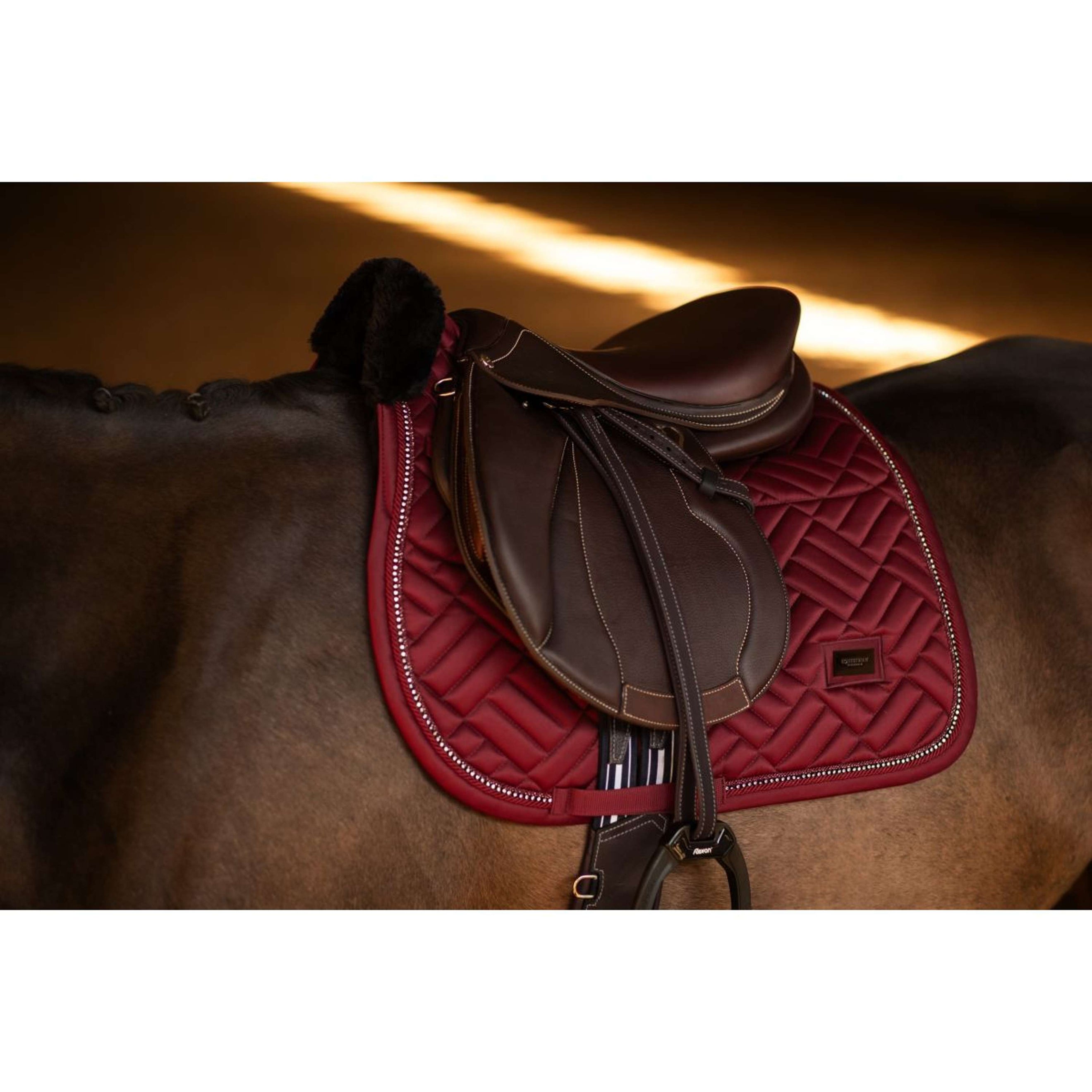 Equestrian Stockholm Schabracke Vegan Fur Springen Crystal Bordeaux Equestrian Stockholm Schabracke Vegan Fur Springen Crystal Bordeaux