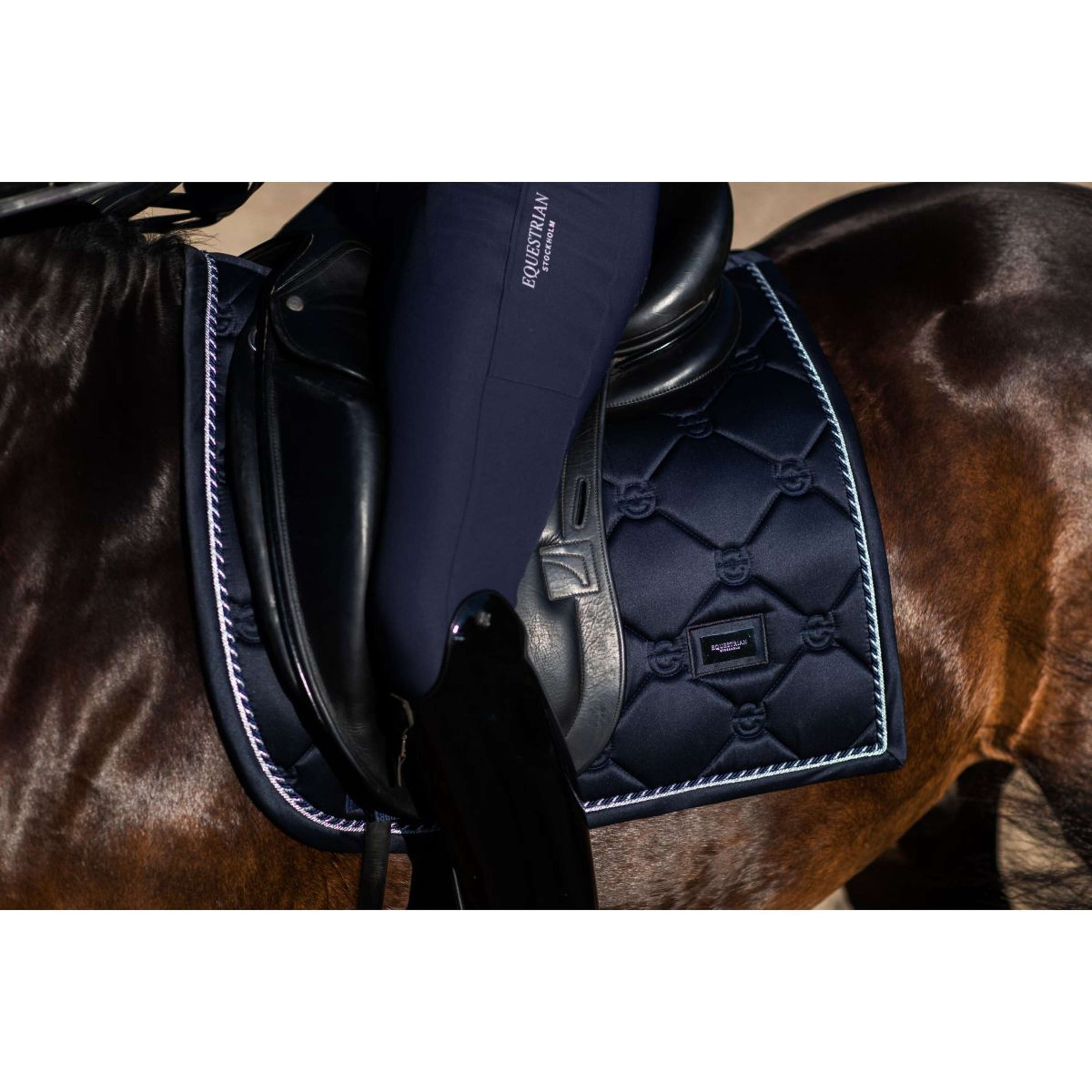 Equestrian Stockholm Schabracke Dressur Black Edition Equestrian Stockholm Schabracke Dressur Black Edition