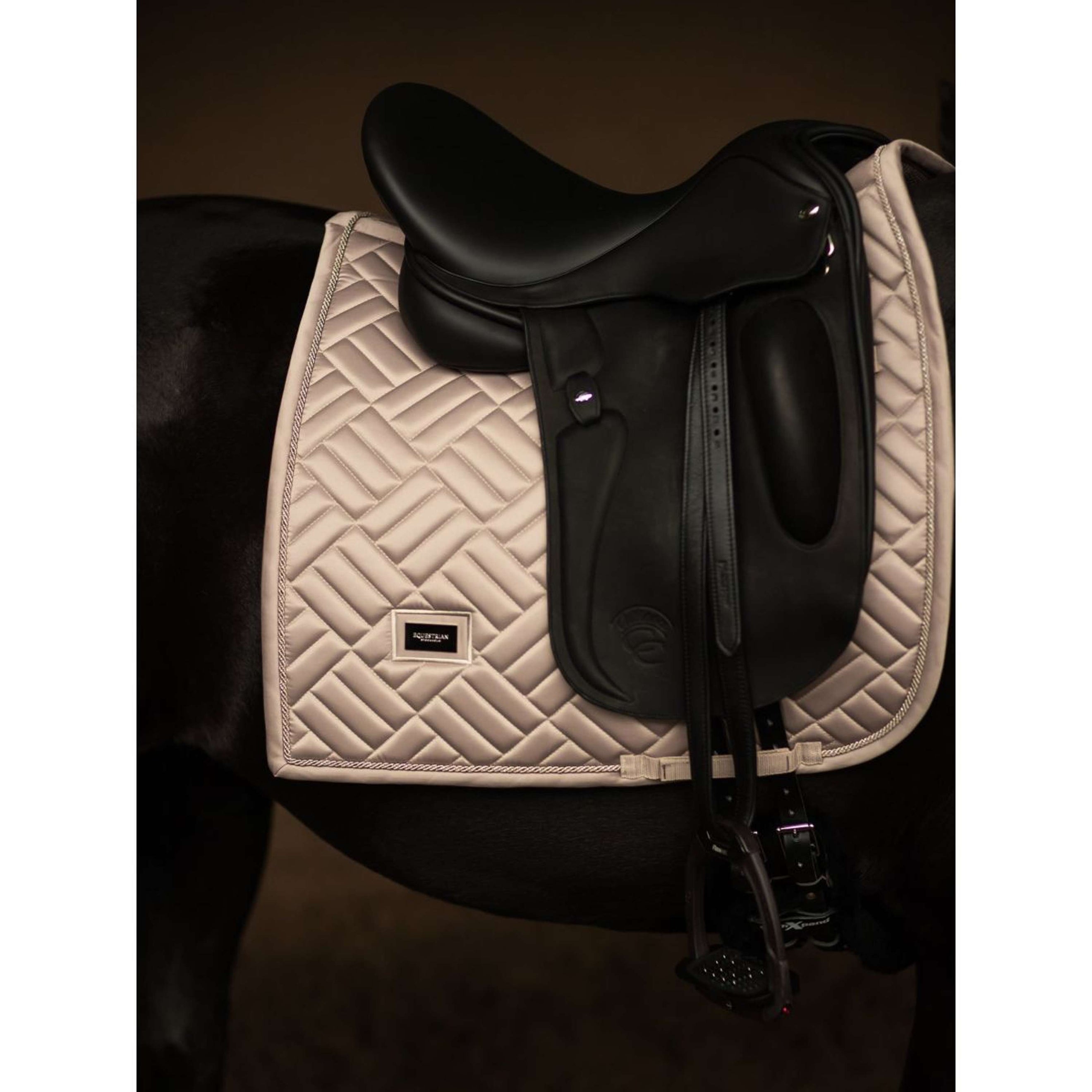 Equestrian Stockholm Schabracke Modern Dressur Sand