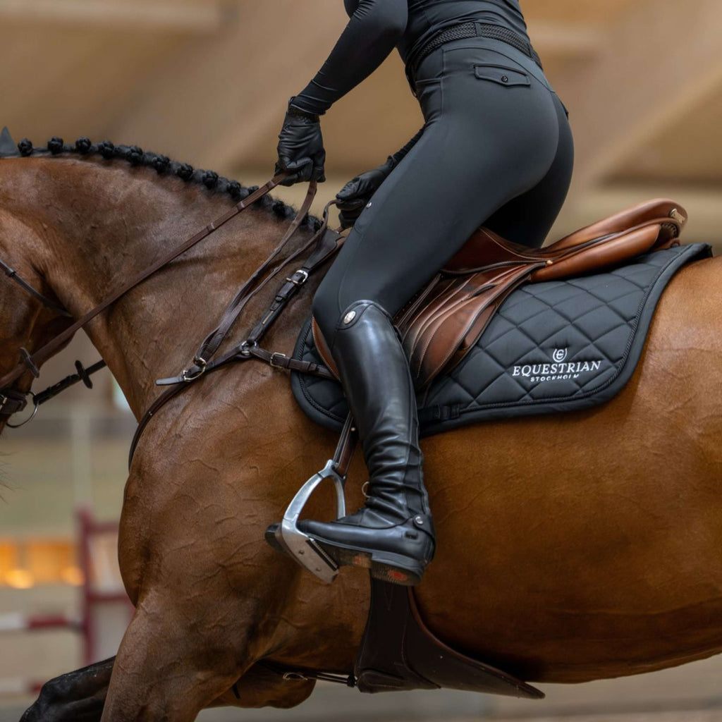 Equestrian Stockholm Schabracke Line Springen Schwarz