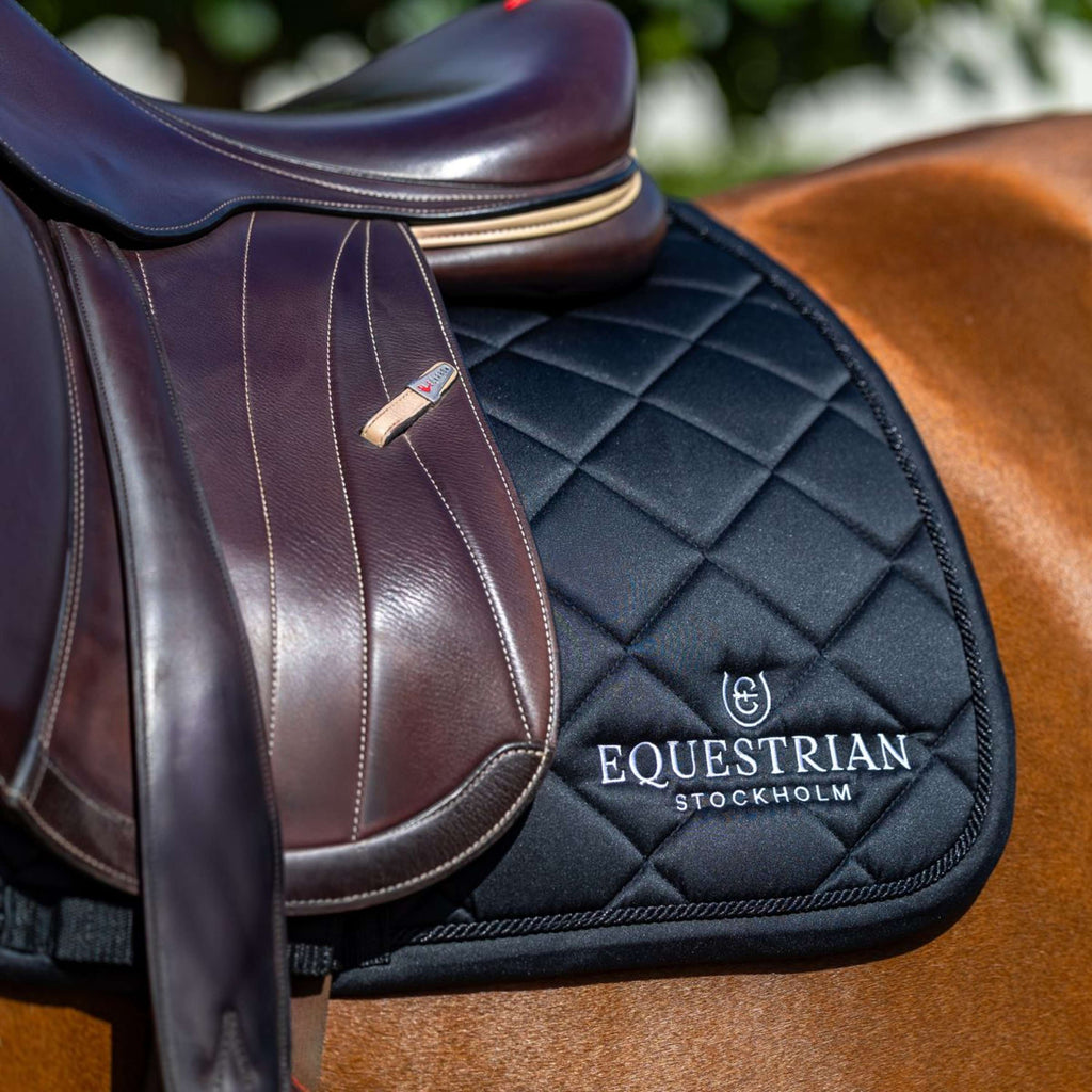Equestrian Stockholm Schabracke Line Springen Schwarz