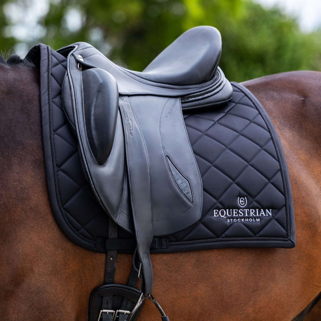 Equestrian Stockholm Schabracke Line Dressur Schwarz