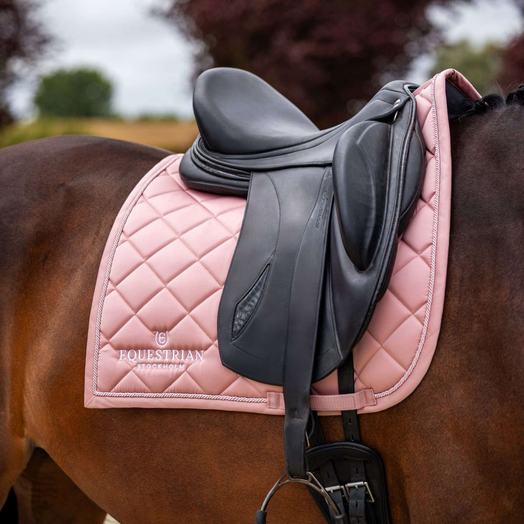 Equestrian Stockholm Schabracke Line Dressur Rosa