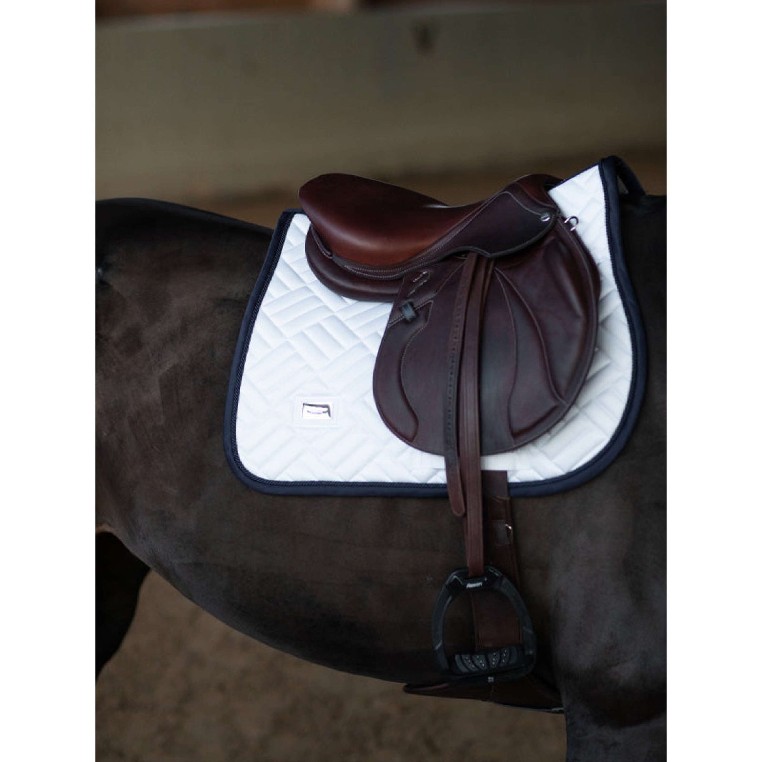 Equestrian Stockholm Schabracke Modern Springen Weiß/Navy Equestrian Stockholm Schabracke Modern Springen Weiß/Navy