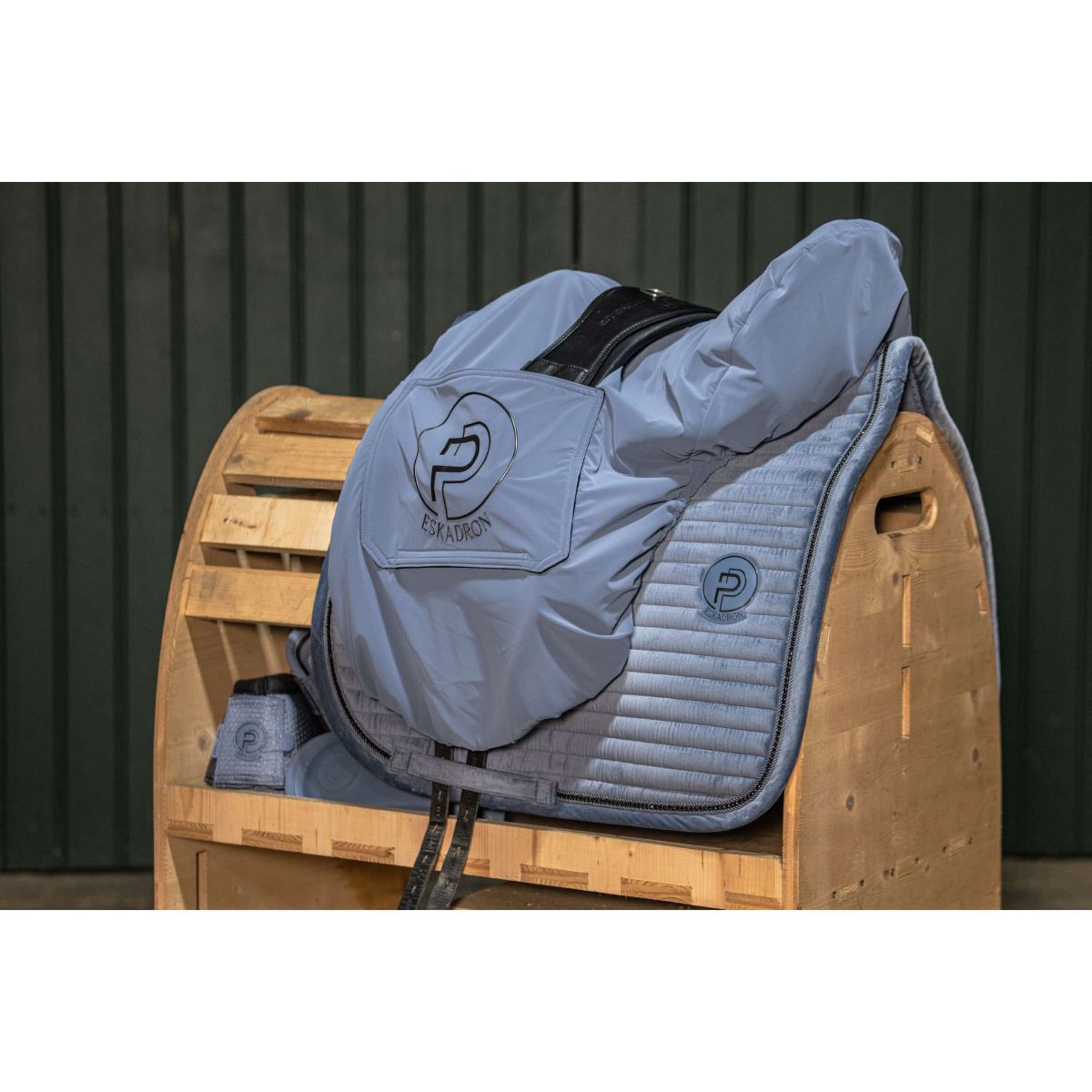 Eskadron Sattelschoner Platinum '26 Silk Slate Blue Eskadron Sattelschoner Platinum '26 Silk Slate Blue