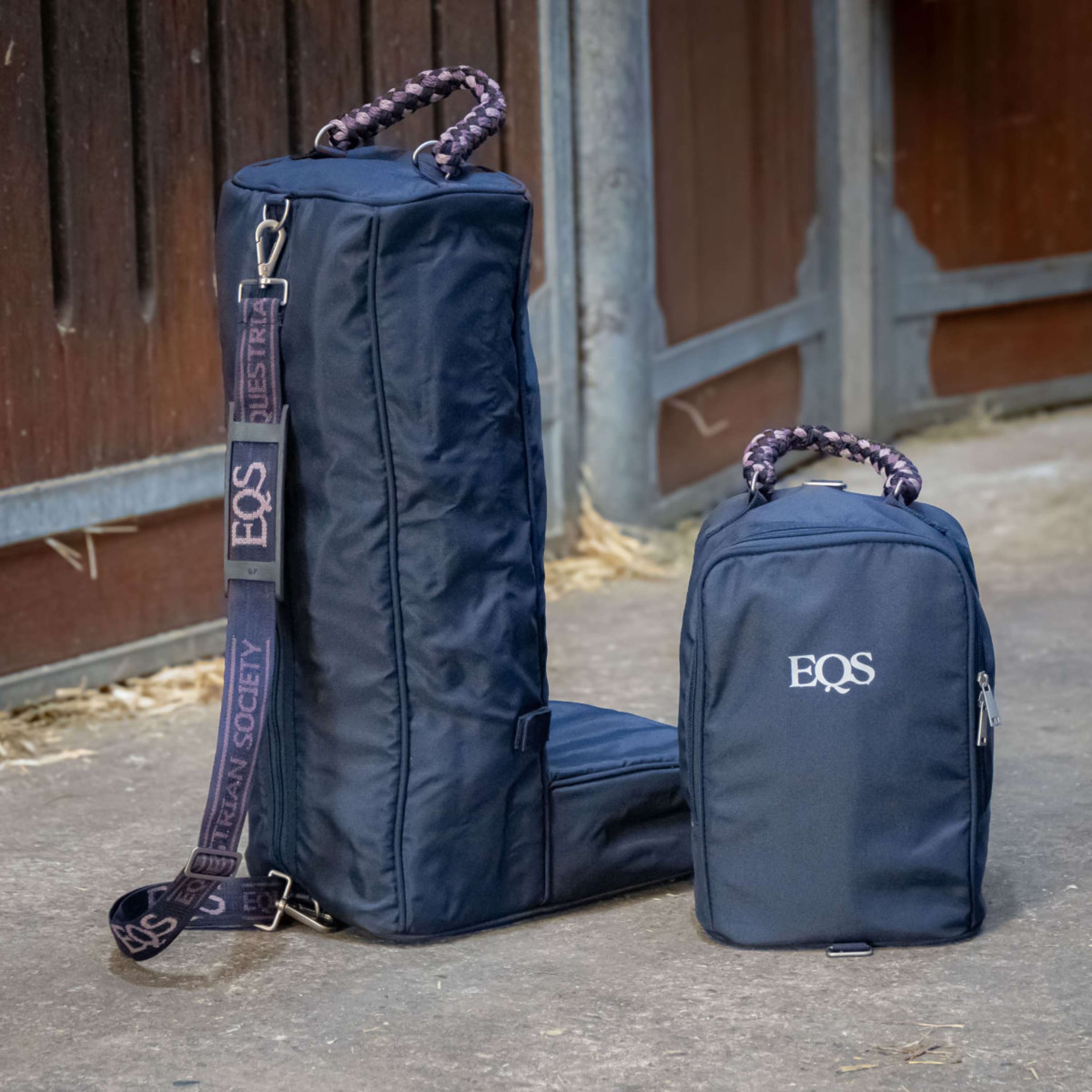 Harry's Horse Stiefeltasche EQS AW26 mit Abnehmbarer Tasche Dark Navy Harry's Horse Stiefeltasche EQS AW26 mit Abnehmbarer Tasche Dark Navy