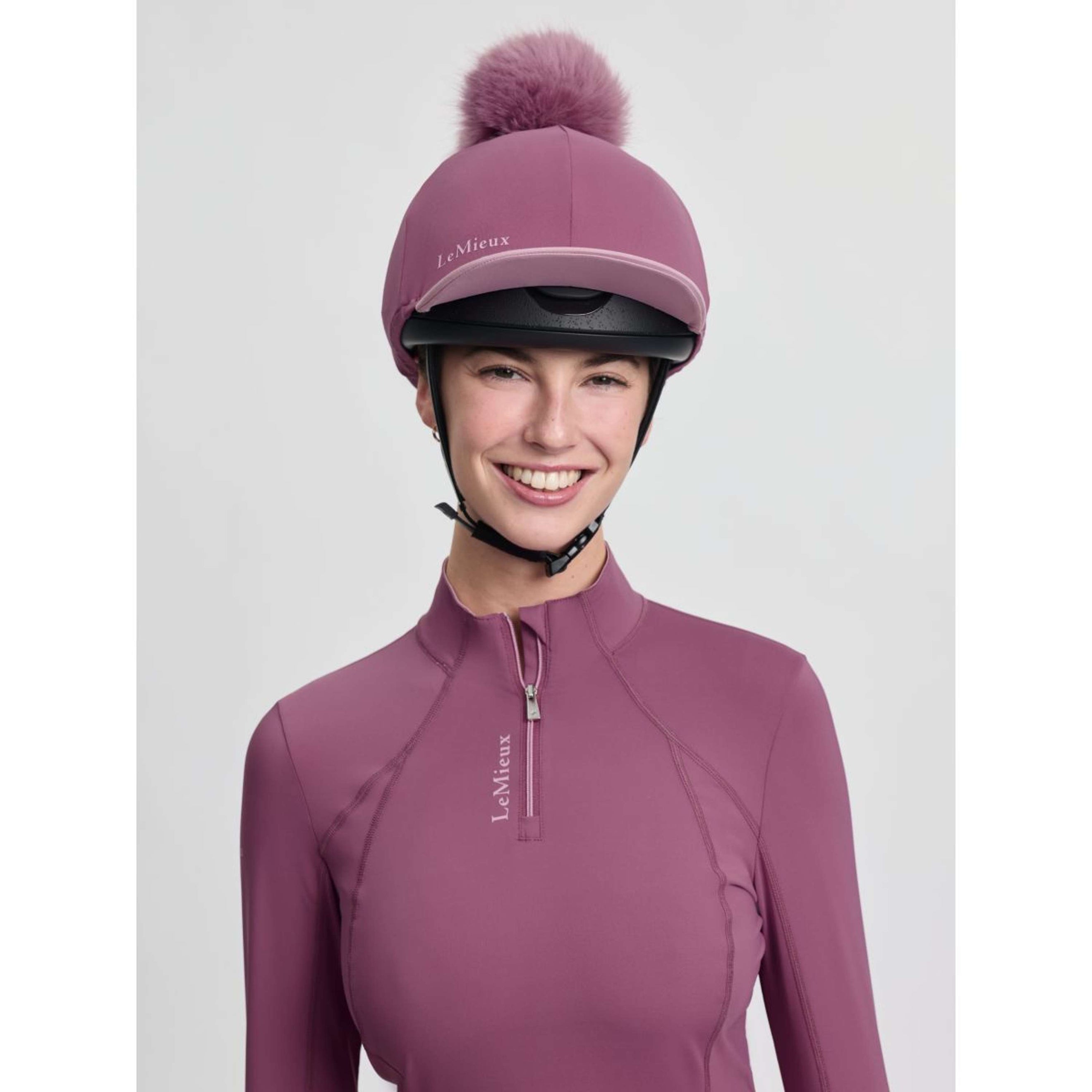 LeMieux Kappenabdeckung Classique Pom Mallow LeMieux Kappenabdeckung Classique Pom Mallow