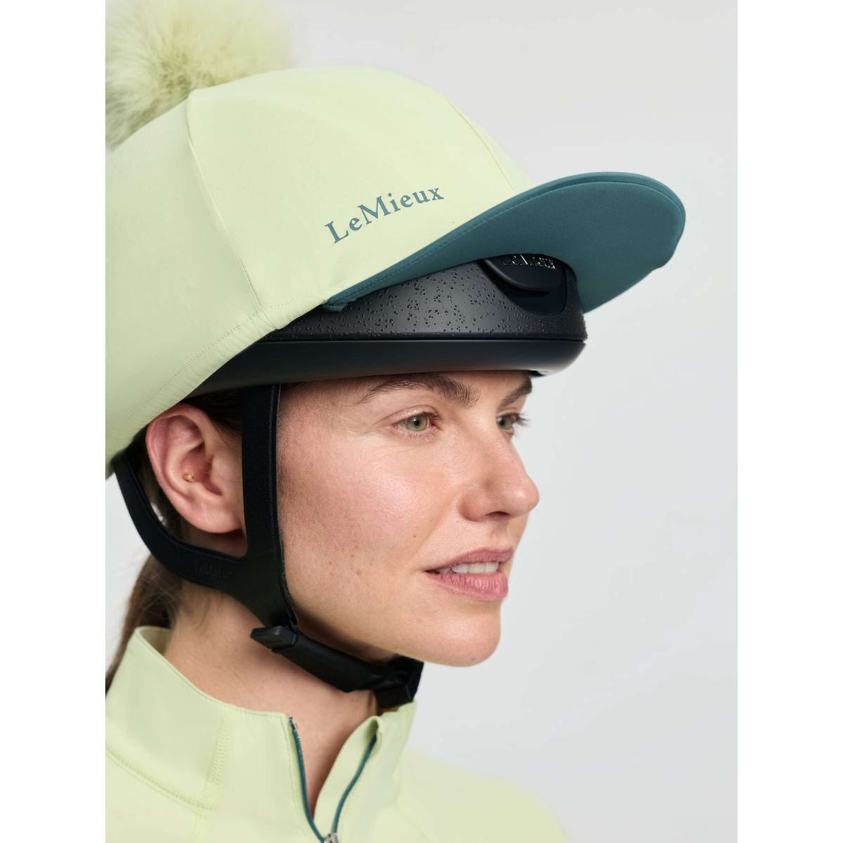 LeMieux Kappenabdeckung Classique Pom Macaron