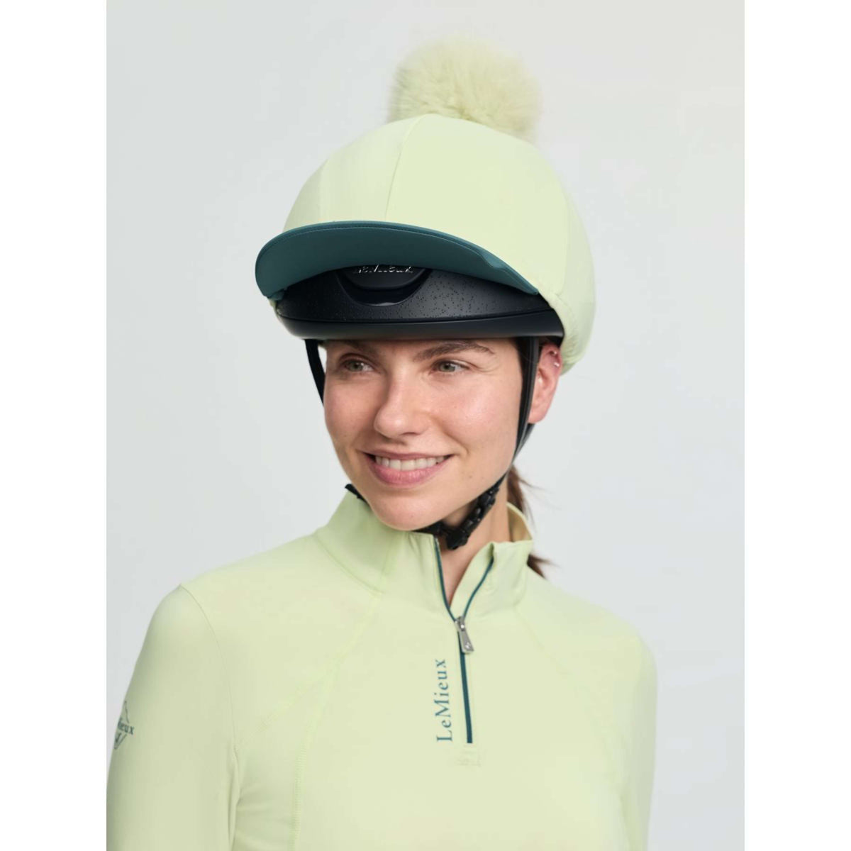 LeMieux Kappenabdeckung Classique Pom Macaron