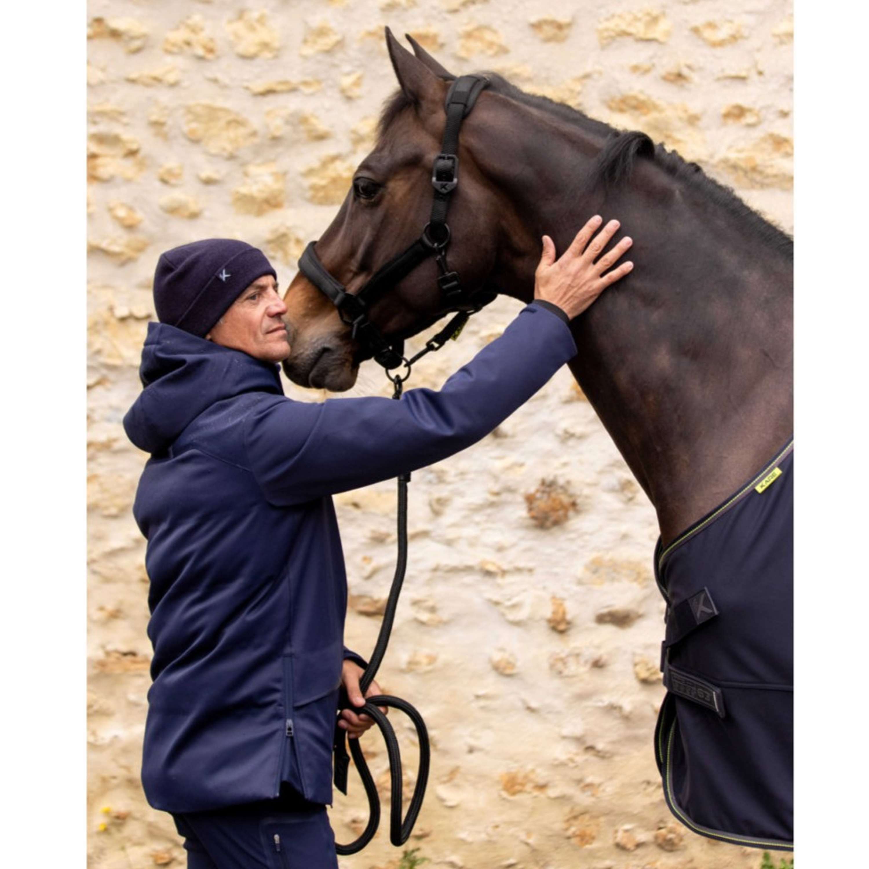 K by EQUITHÈME Führstrick Triton mit Karabinerhaken Schwarz