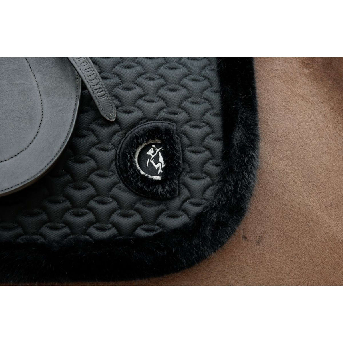 Kentucky Horsewear Schabracke Fake Fur Onion Quilt Dressur Schwarz