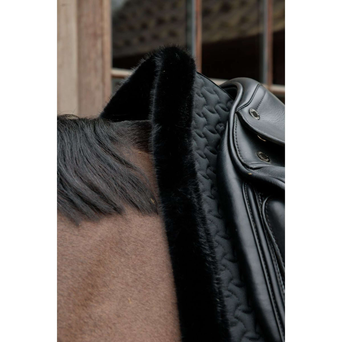 Kentucky Horsewear Schabracke Fake Fur Onion Quilt Dressur Schwarz