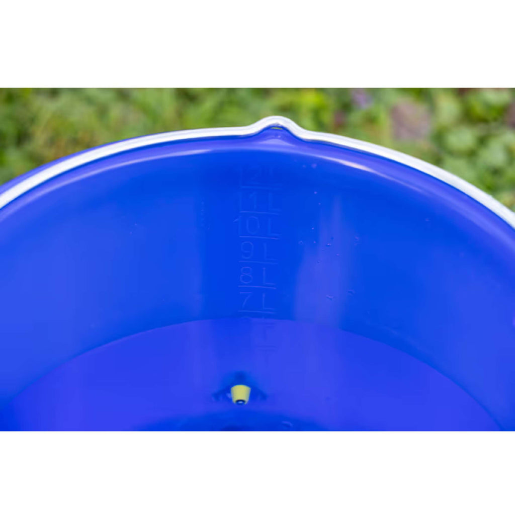 Kerbl Geflügel Trinkeimer mit 4 Tränkenippeln Blau