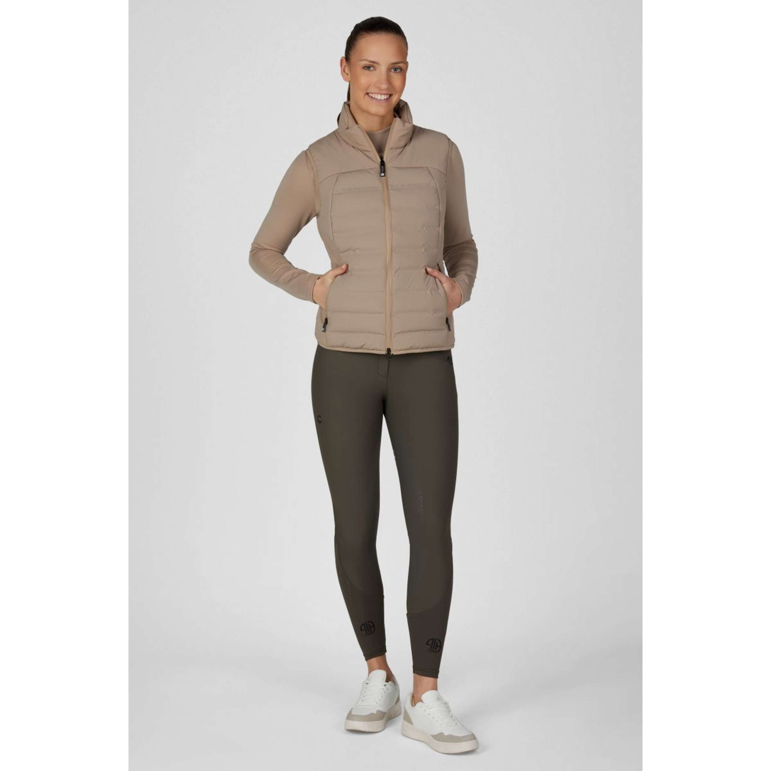 Pikeur Weste Quilted FlexVest Athleisure AW26 Mocha Cream Pikeur Weste Quilted FlexVest Athleisure AW26 Mocha Cream