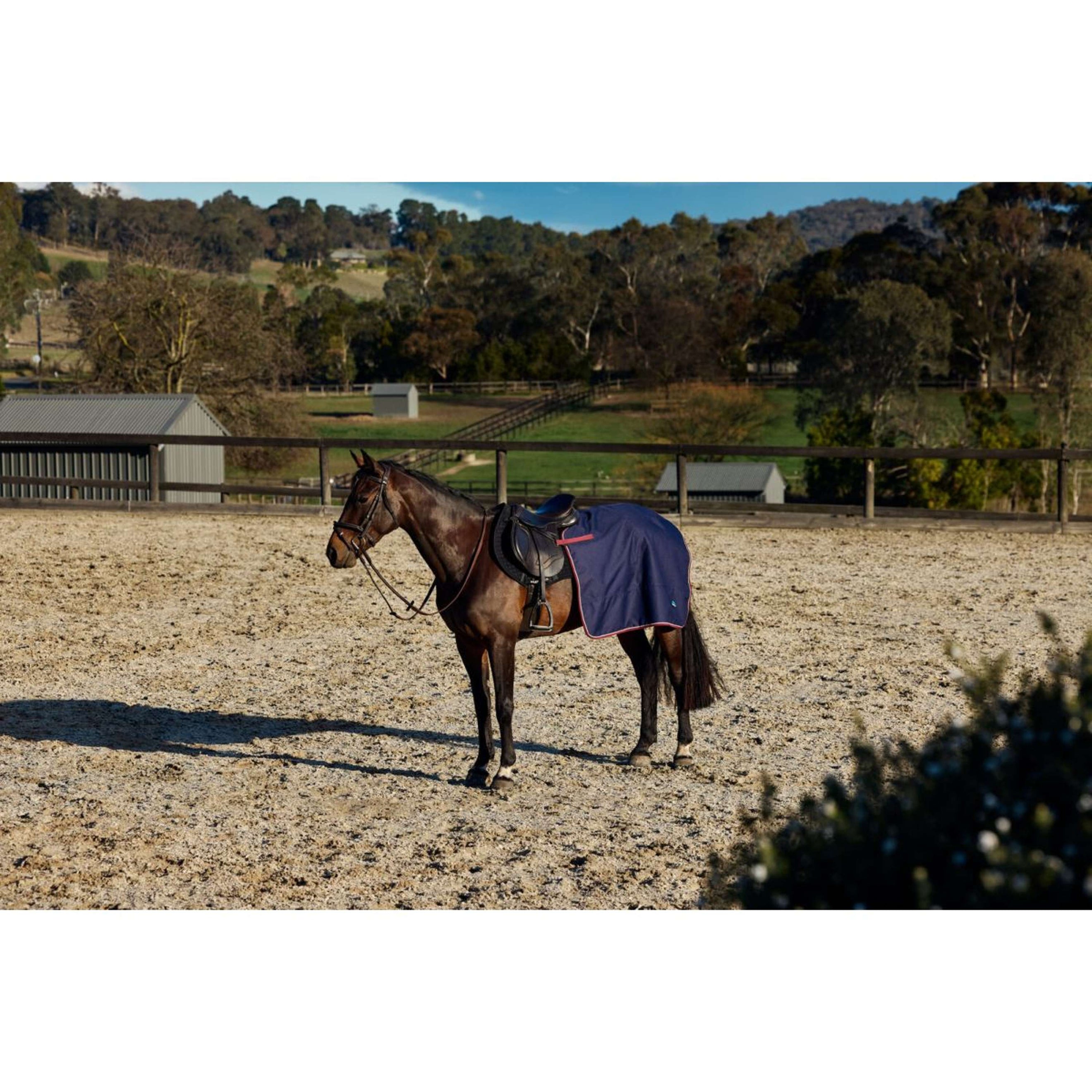 WeatherBeeta Ausreitdecke Essential Fleece Lined Quarter Sheet Navy/Burgundy WeatherBeeta Ausreitdecke Essential Fleece Lined Quarter Sheet Navy/Burgundy